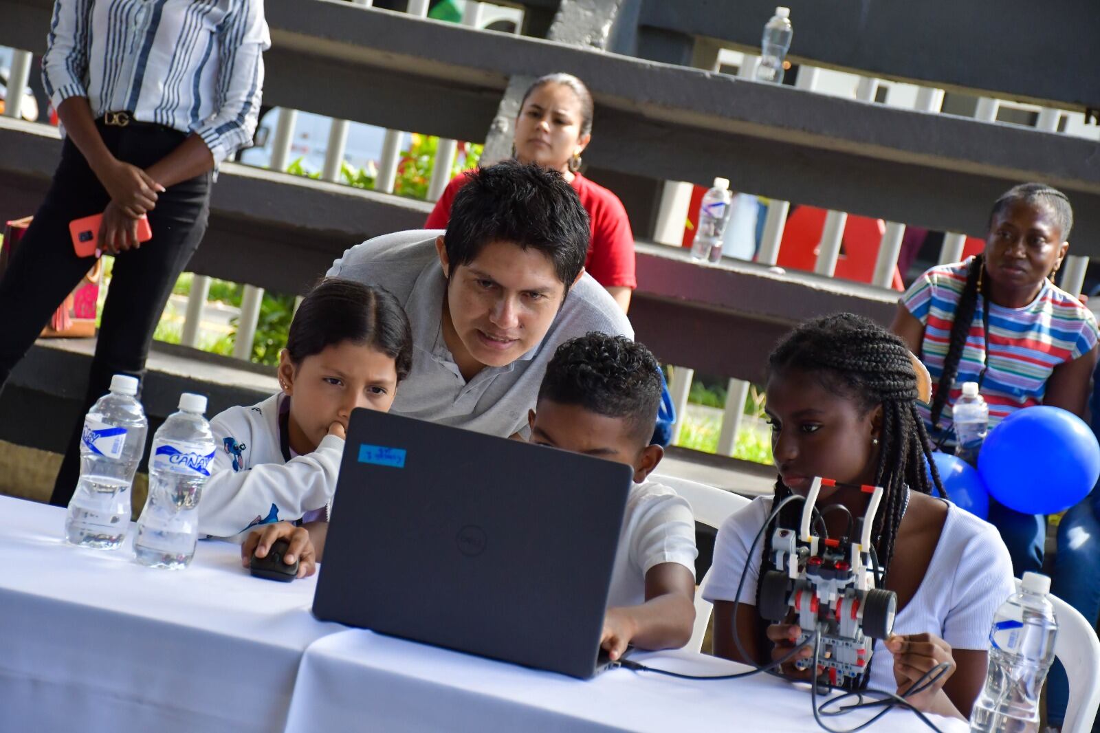 Hace cinco años Zona Franca comenzó un proceso de transformación energética con base en la educación medioambiental para enseñar estrategias sostenibles de consumo.