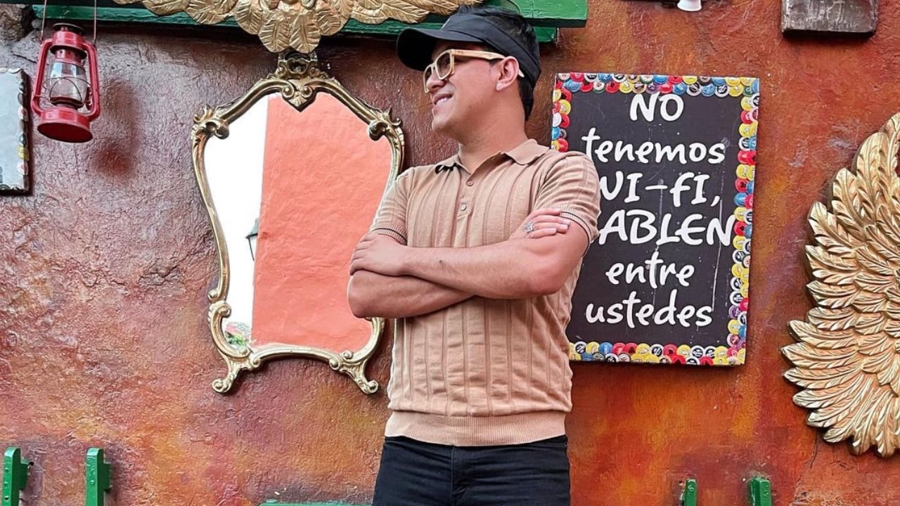 El cantante de música popular tuvo que esperar dos horas para que su almuerzo fuera servido