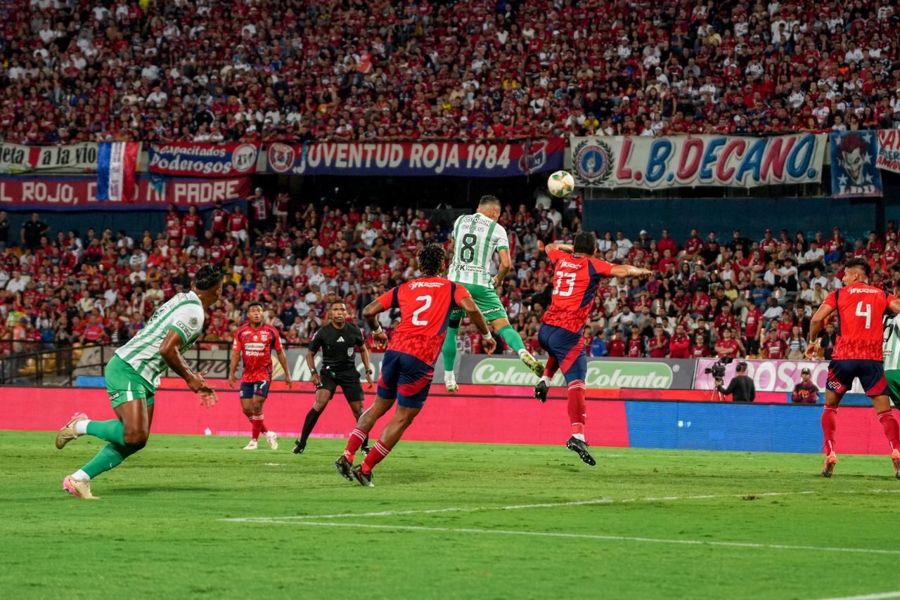 El árbitro Luis Delgado viendo una acción del partido de Medellín vs. Nacional