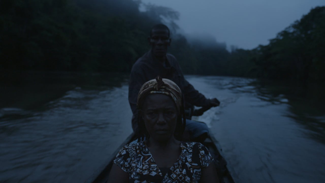 Oneida y Saulo en la champa que los transporta por el río las cuatro horas necesarias para llegar al pueblo más cercano. Saulo falleció, y en su memoria también fue la proyección de anoche en el FICCI 61.