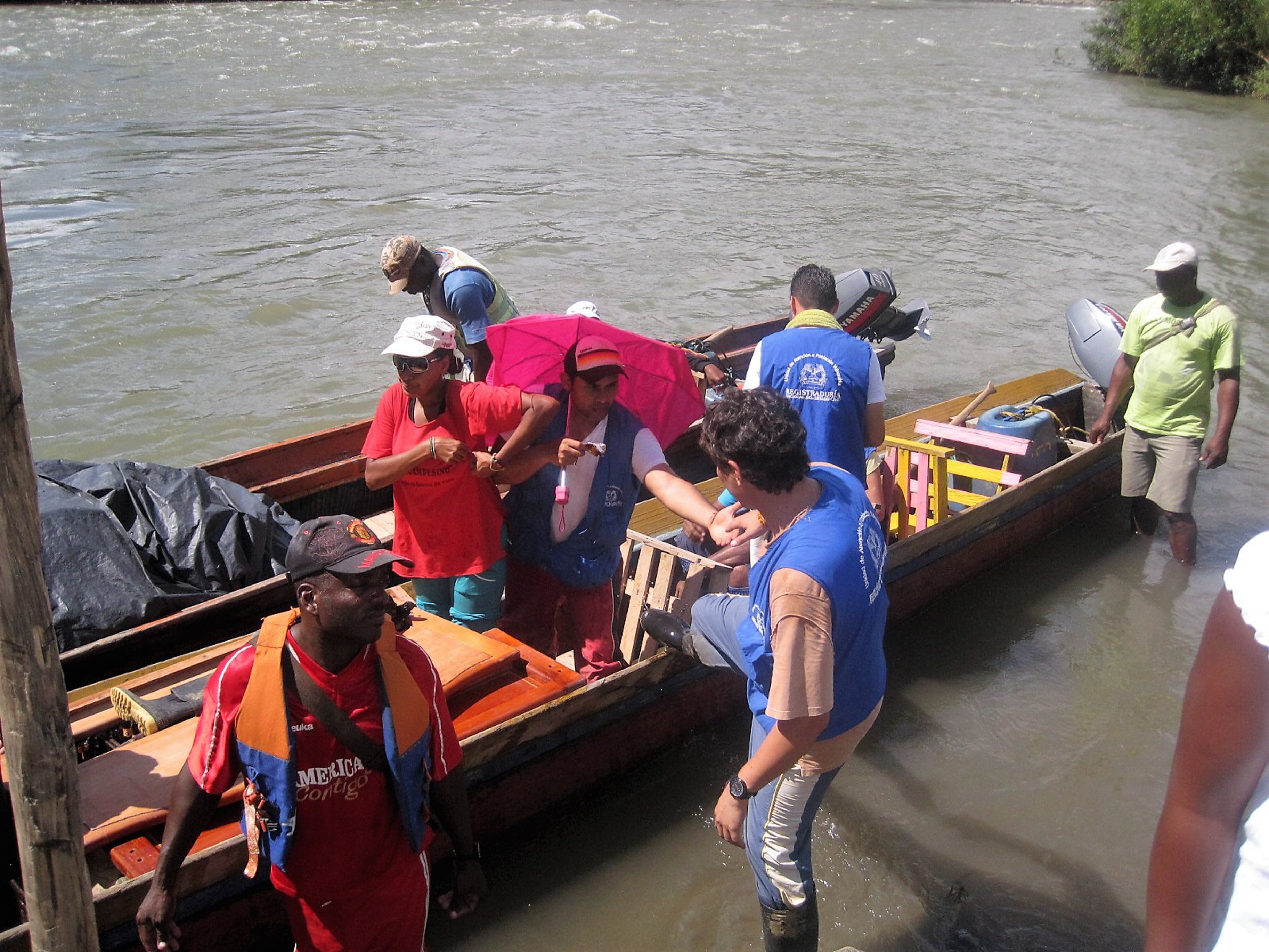En municipios como Pinillos, Bolívar, personas, tarjetones y urnas se mueven en chalupas porque todos los accesos son por agua.