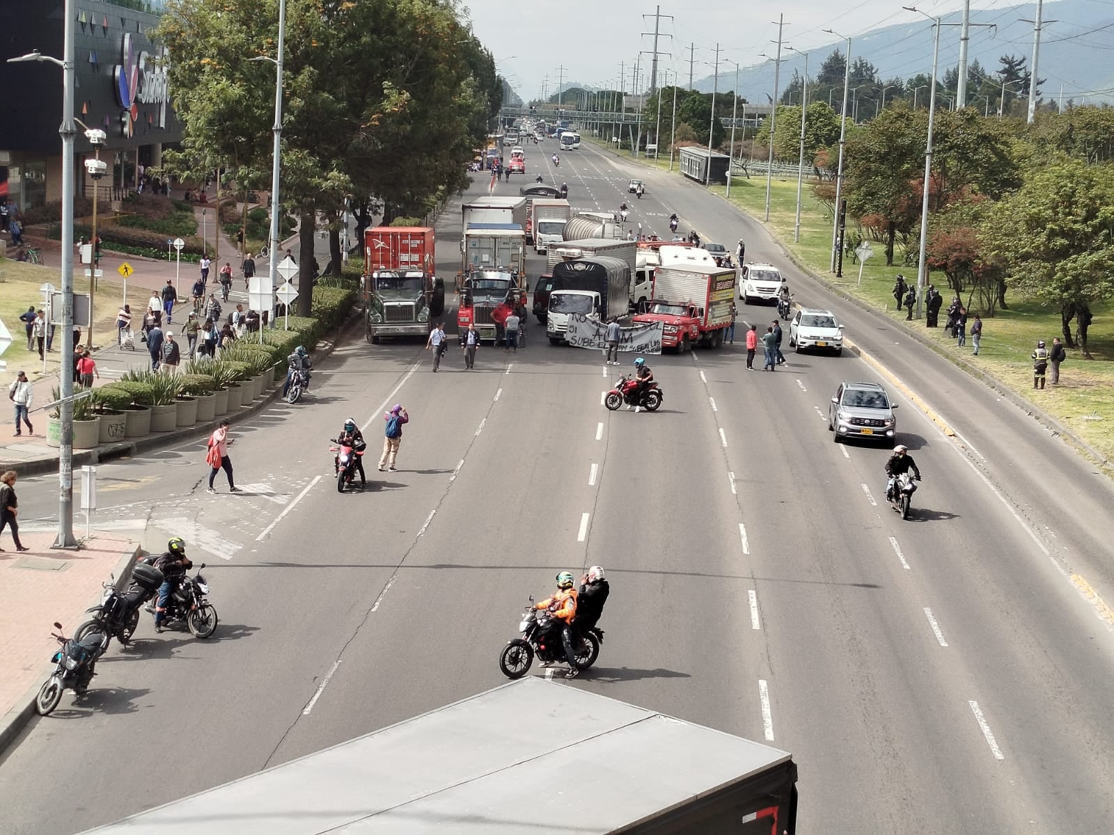 Paro de transportadores y camioneros en la autopista norte costado norte sur