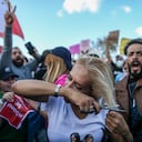 Una mujer se corta el cabello durante una protesta contra la muerte del iraní Mahsa Amini, en Estambul, Turquía, el domingo 2 de octubre de 2022. (AP Photo/Emrah Gurel)