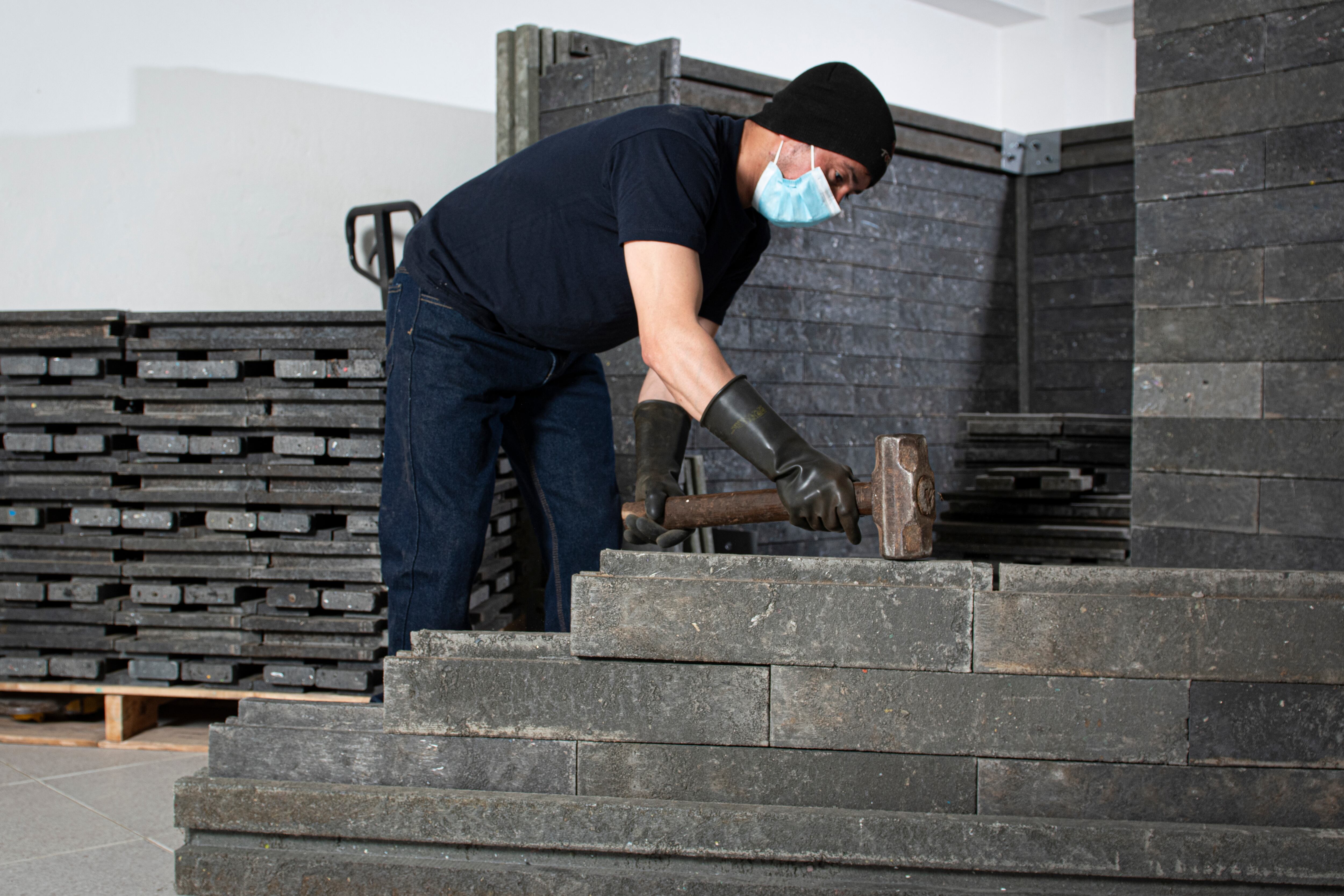 Conceptos Plásticos transforma toneladas de basura en ladrillos de construcción tipo Lego. Su fácil ensamblaje ha permitido construir edificaciones de un solo piso en el país y Costa de Marfil.