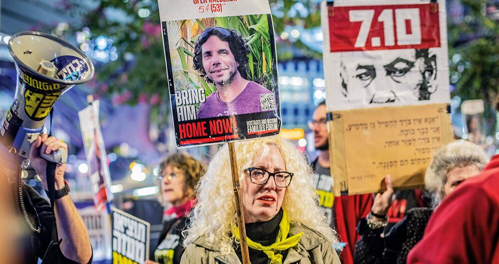 Cientos de familiares esperan que con el cese al fuego, sus seres queridos recuperen la libertad.