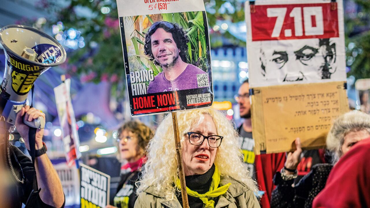 El acuerdo prevé una primera fase de seis semanas durante las cuales está previsto el cese de las hostilidades y la liberación de 33 rehenes retenidos en Gaza a cambio de 737 prisioneros palestinos en manos de Israel.