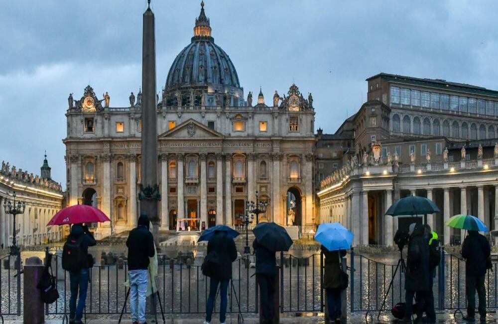 "Señor, no nos abandones", suplicó el papa al hablar de una "tormenta inesperada y furiosa", de "una tempestad que desenmascara nuestra vulnerabilidad y deja al descubierto esas falsas y superfluas seguridades", dijo. Foto: Vicenzo Pinto AFP