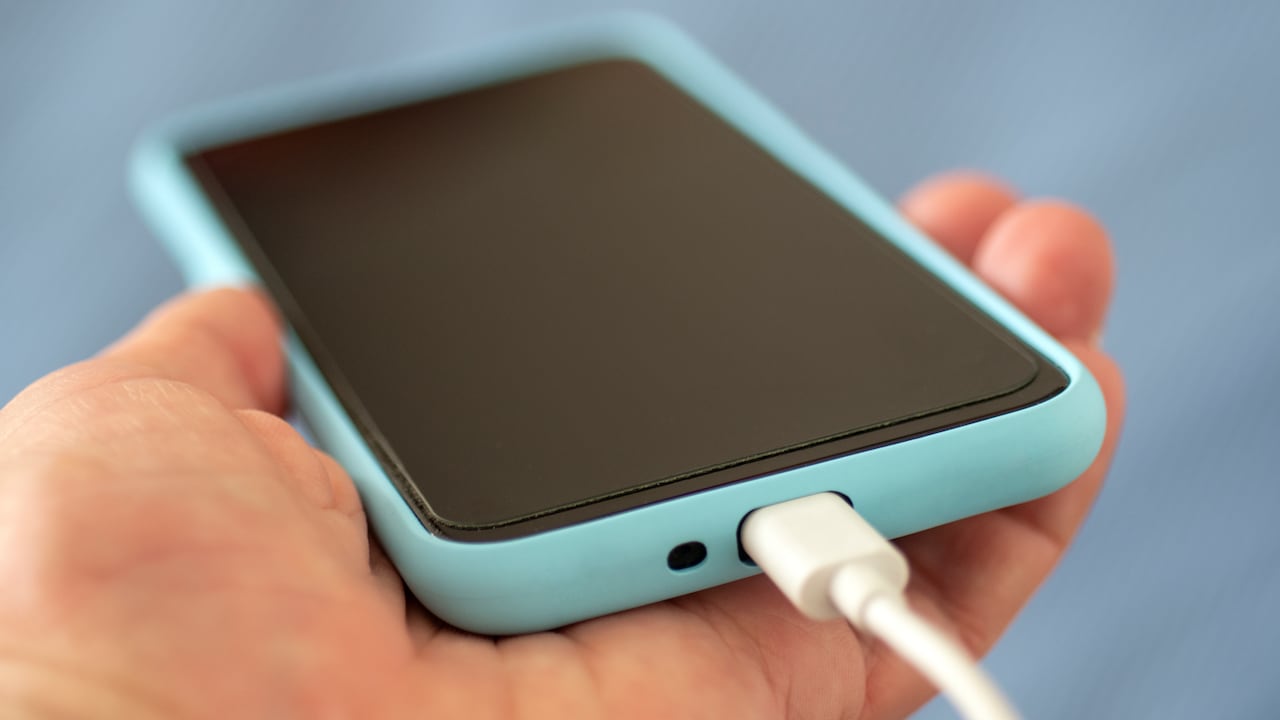 Cuando la batería se agota, la mayoría de las personas busca cargar el dispositivo lo antes posible, sin prestar demasiada atención al entorno.