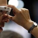 Un visitante prueba el prototipo de las gafas inteligentes de Sony en el Congreso de Móviles (MWC), que se ha inaugurado esta mañana en Barcelona.