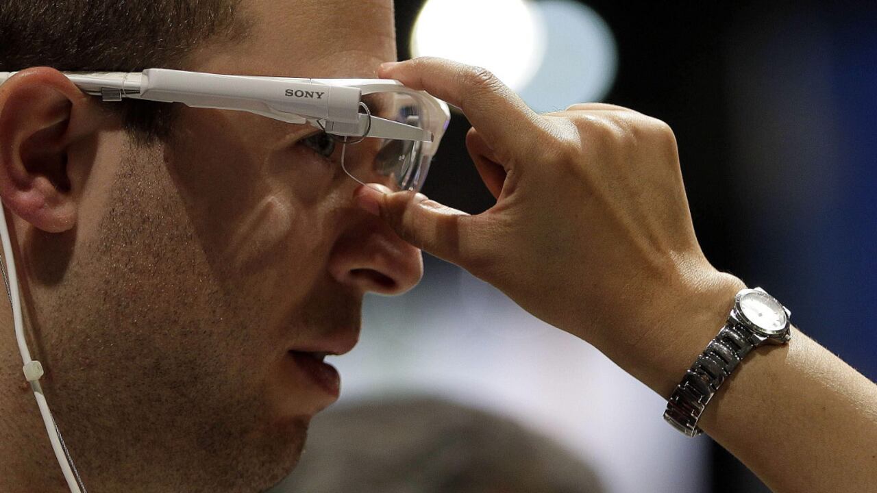 Un visitante prueba el prototipo de las gafas inteligentes de Sony en el Congreso de Móviles (MWC), que se ha inaugurado esta mañana en Barcelona.