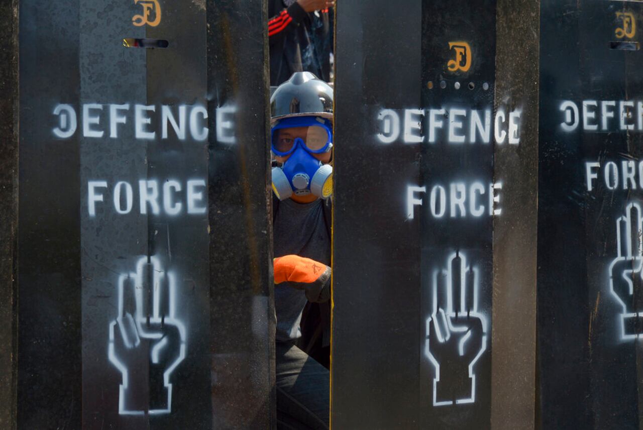 En medio de las protestas, esta semana la junta ordenó redadas en las oficinas de varios medios de comunicación y revocó las licencias de publicación de algunos de ellos.