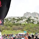 Jai Hindley celebra en el podio tras conseguir la 'maglia rosa' en La Marmolada