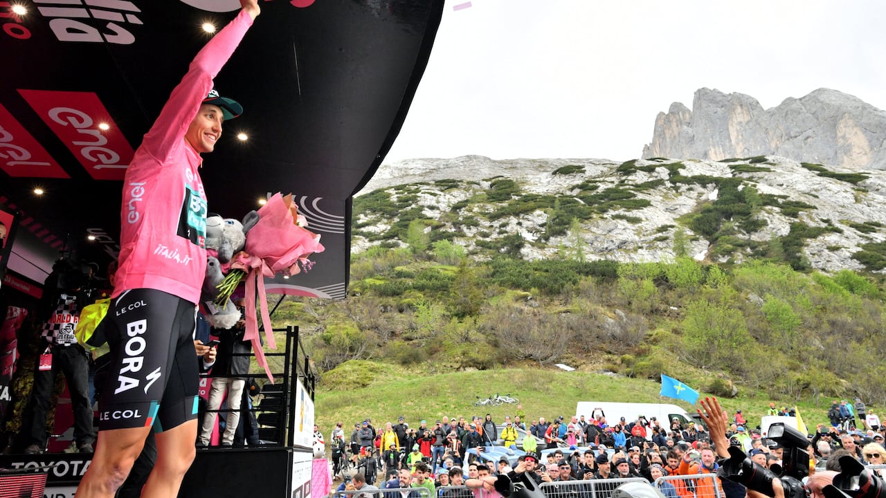 Jai Hindley celebra en el podio tras conseguir la 'maglia rosa' en La Marmolada