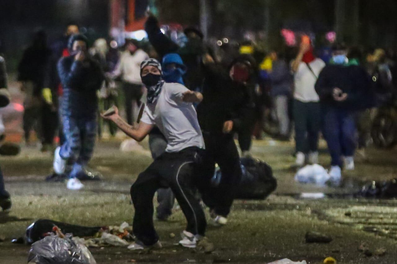 Los encapuchados se están enfrentando a las autoridades con objetos contundentes.