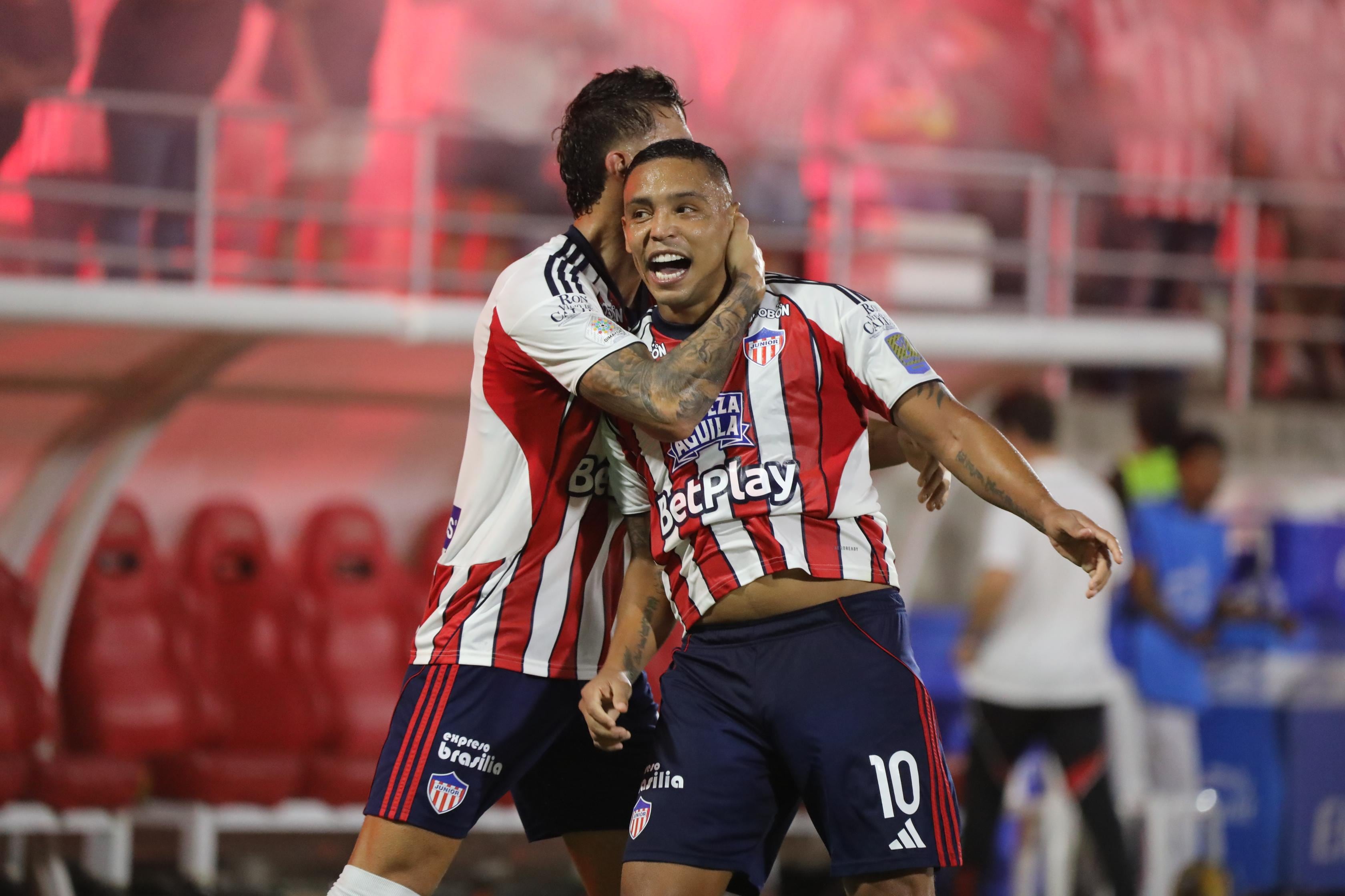 Luis Muriel celebra uno de sus goles contra Nacional.