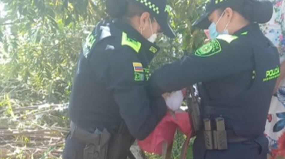 Momento del rescate de la bebé en Riosucio, Caldas.