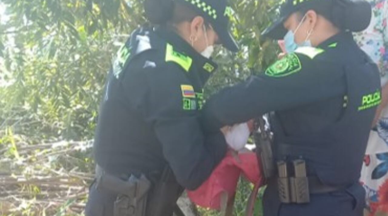 Momento del rescate de la bebé en Riosucio, Caldas.