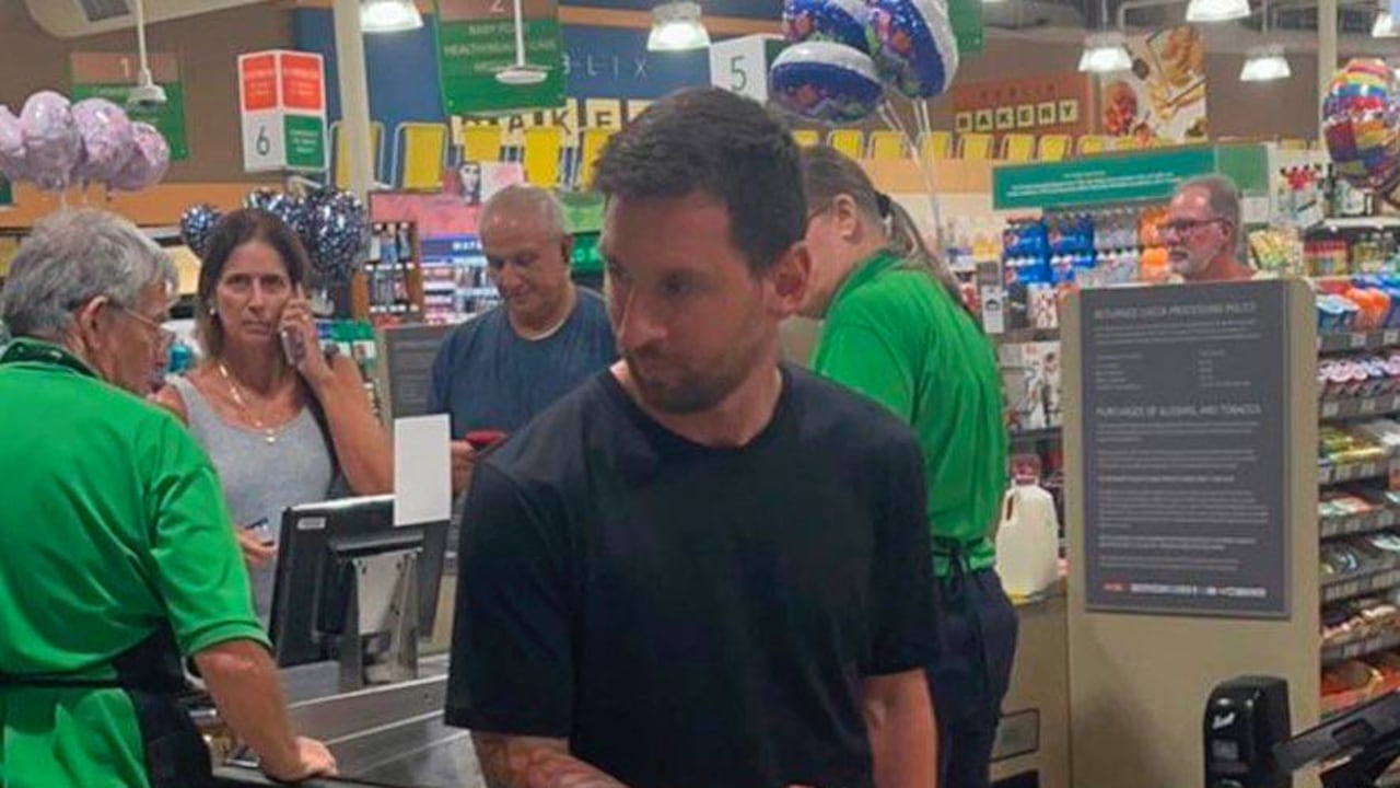 Lionel Messi en un supermercado en Miami.