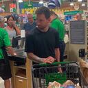 Lionel Messi en un supermercado en Miami.