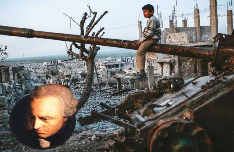 La ciudad de Kobane, en Siria, minutos  después de la batalla en 2015. La persistencia de la guerra: "Lo malo de la guerra radica en que crea más personas malas que las que elimina".  Immanuel Kant, La paz perpetua, 1795