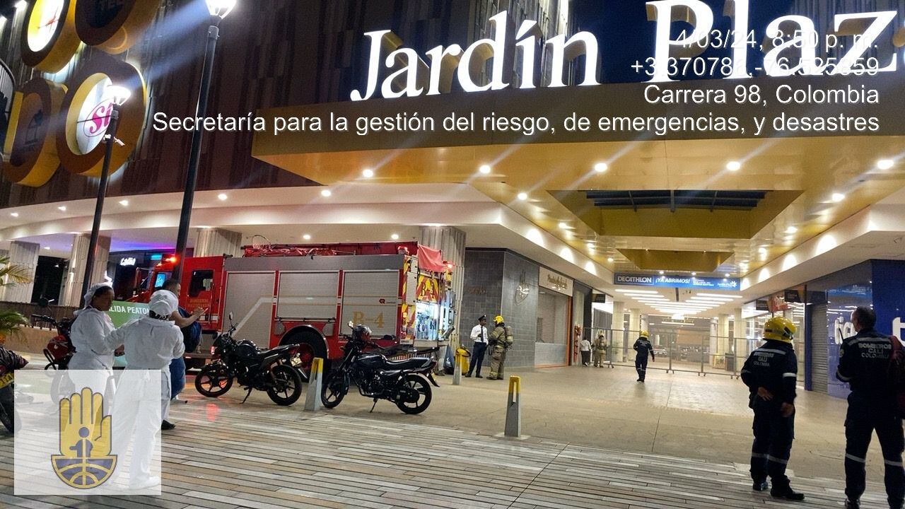 Incendio en el Centro Comercial Jardín Plaza, en la noche del lunes 4 de marzo de 2024.