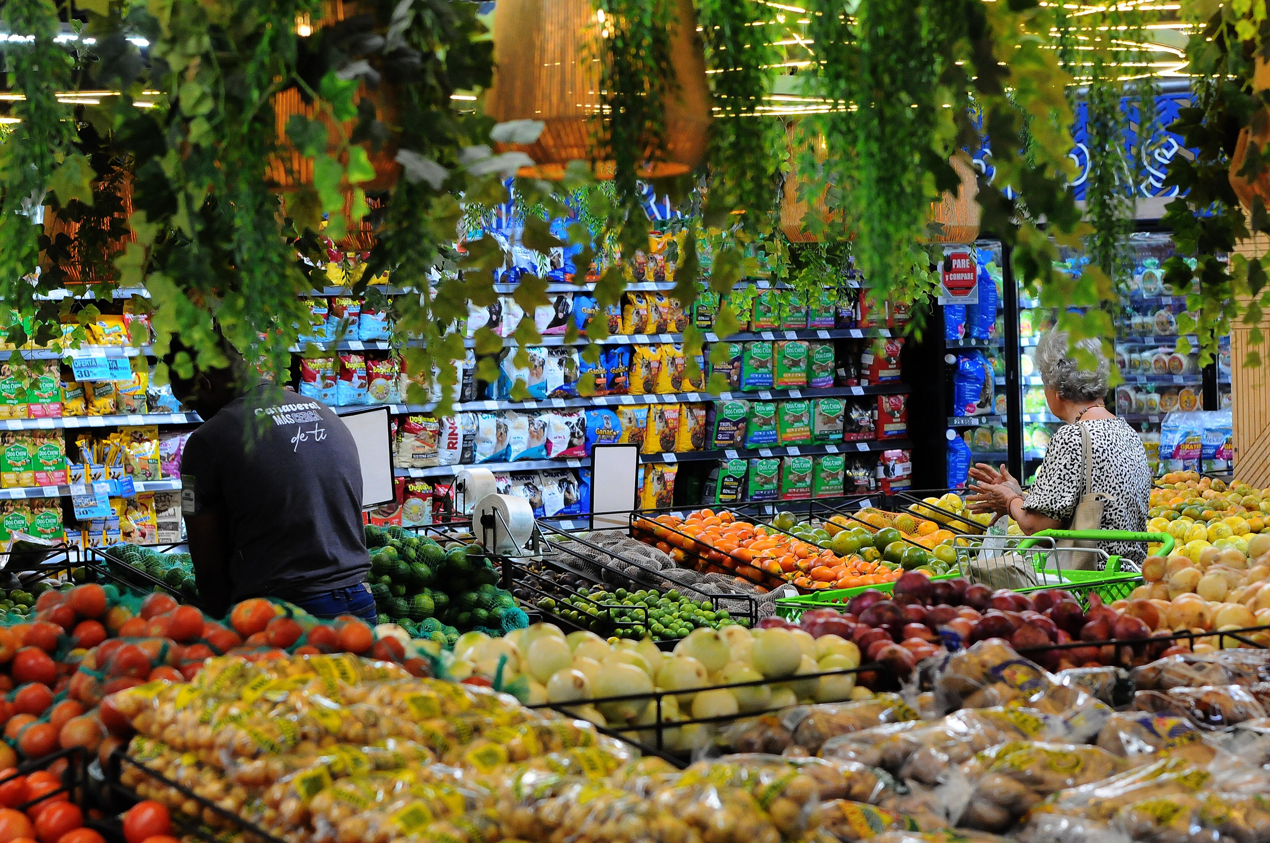 Cali: Precios de alimentos siguen altos en Cali, amas de casa perciben que el costo de la canasta familiar no baja, la inflación baja pero lento. Foto José L Guzmán. El País