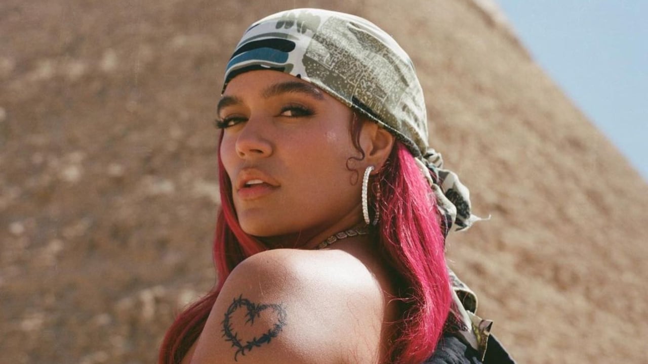 Aunque Karol G sabe hablar inglés y su vocabulario no es tan pobre como muchos piensan y dicen, hay un aspecto que le juega a favor y en contra a la vez y es su acento paisa. Foto: Instagram @karolg