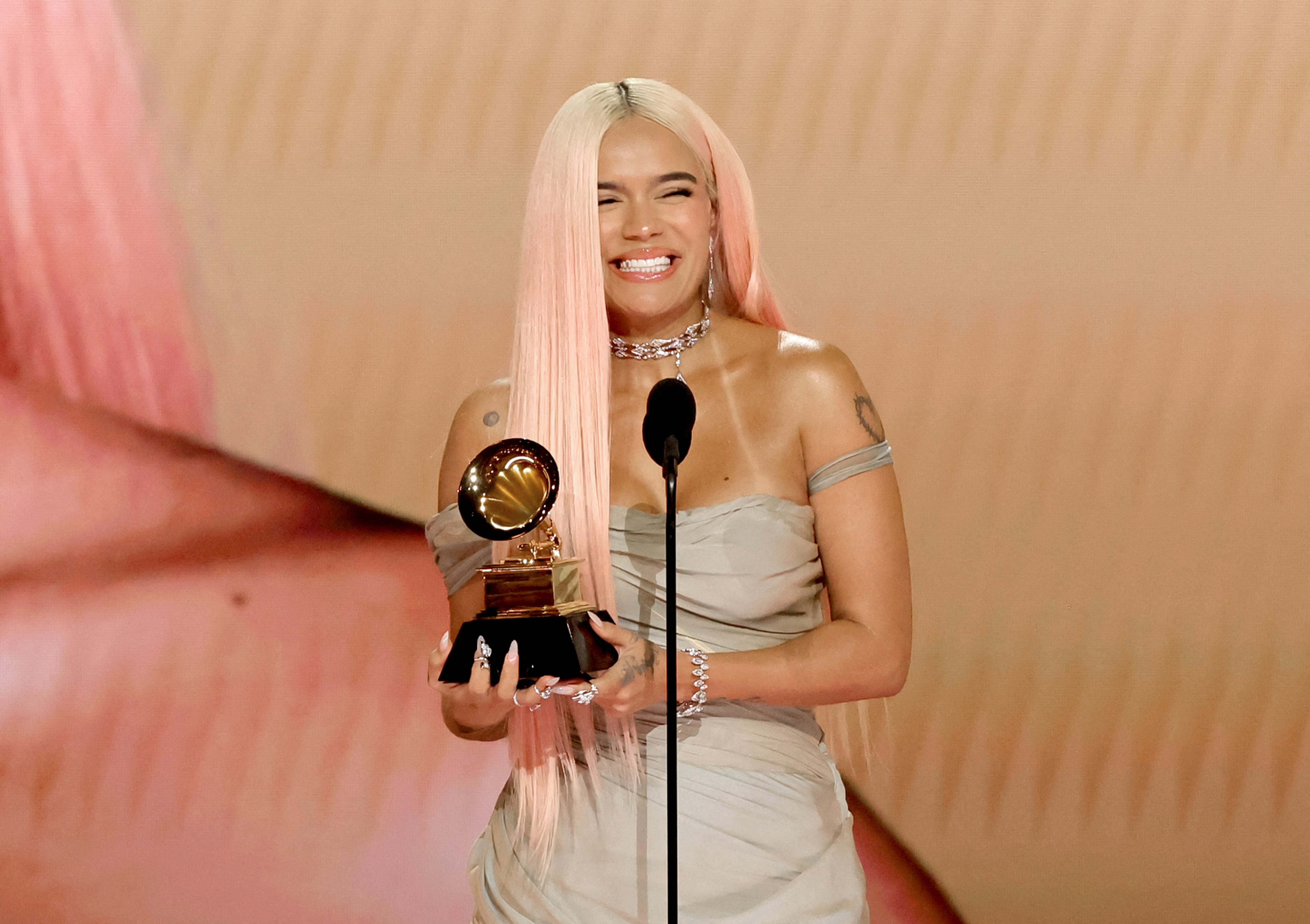 Karol G recibió su premio en la gala que se llevó a cabo en Los Ángeles