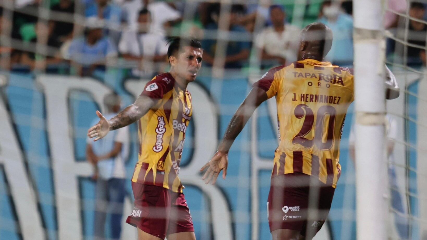 Guzmán festejando su gol ante Jaguares de Córdoba