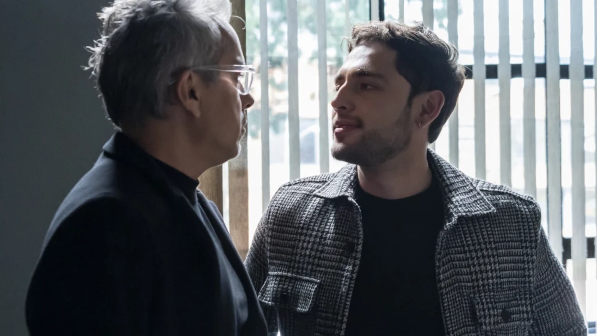 Carlos Báez en escena con Jorge Enrique Abello en 'Ana de Nadie'. Foto del Canal RCN.