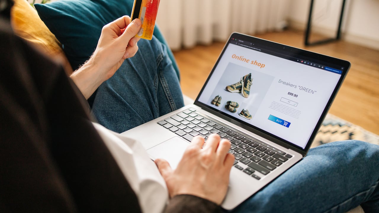 Autoridades alertan sobre fraudes que suplantan plataformas de comercio electrónico.