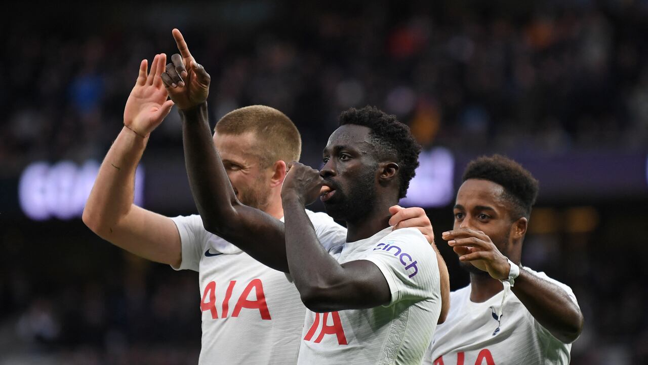 Tottenham Hotspur's Colombian defender Davinson Sanchez (C) celebrates with teammates after scoring their second goal during the English Premier League football match between Tottenham Hotspur and Norwich City at Tottenham Hotspur Stadium in London, on December 5, 2021. (Photo by Daniel LEAL / AFP) / RESTRICTED TO EDITORIAL USE. No use with unauthorized audio, video, data, fixture lists, club/league logos or 'live' services. Online in-match use limited to 120 images. An additional 40 images may be used in extra time. No video emulation. Social media in-match use limited to 120 images. An additional 40 images may be used in extra time. No use in betting publications, games or single club/league/player publications. /