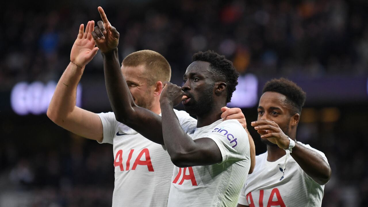 Tottenham Hotspur's Colombian defender Davinson Sanchez (C) celebrates with teammates after scoring their second goal during the English Premier League football match between Tottenham Hotspur and Norwich City at Tottenham Hotspur Stadium in London, on December 5, 2021. (Photo by Daniel LEAL / AFP) / RESTRICTED TO EDITORIAL USE. No use with unauthorized audio, video, data, fixture lists, club/league logos or 'live' services. Online in-match use limited to 120 images. An additional 40 images may be used in extra time. No video emulation. Social media in-match use limited to 120 images. An additional 40 images may be used in extra time. No use in betting publications, games or single club/league/player publications. /