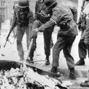 Chile: quema de libros luego del golpe militar de Augusto Pinochet, que derrocó al presidente Salvador Allende. (26.09.1973). Los crímenes de la dictadura fueron investigados por comisiones estatales y consignados en los informes Rettig y Valech.