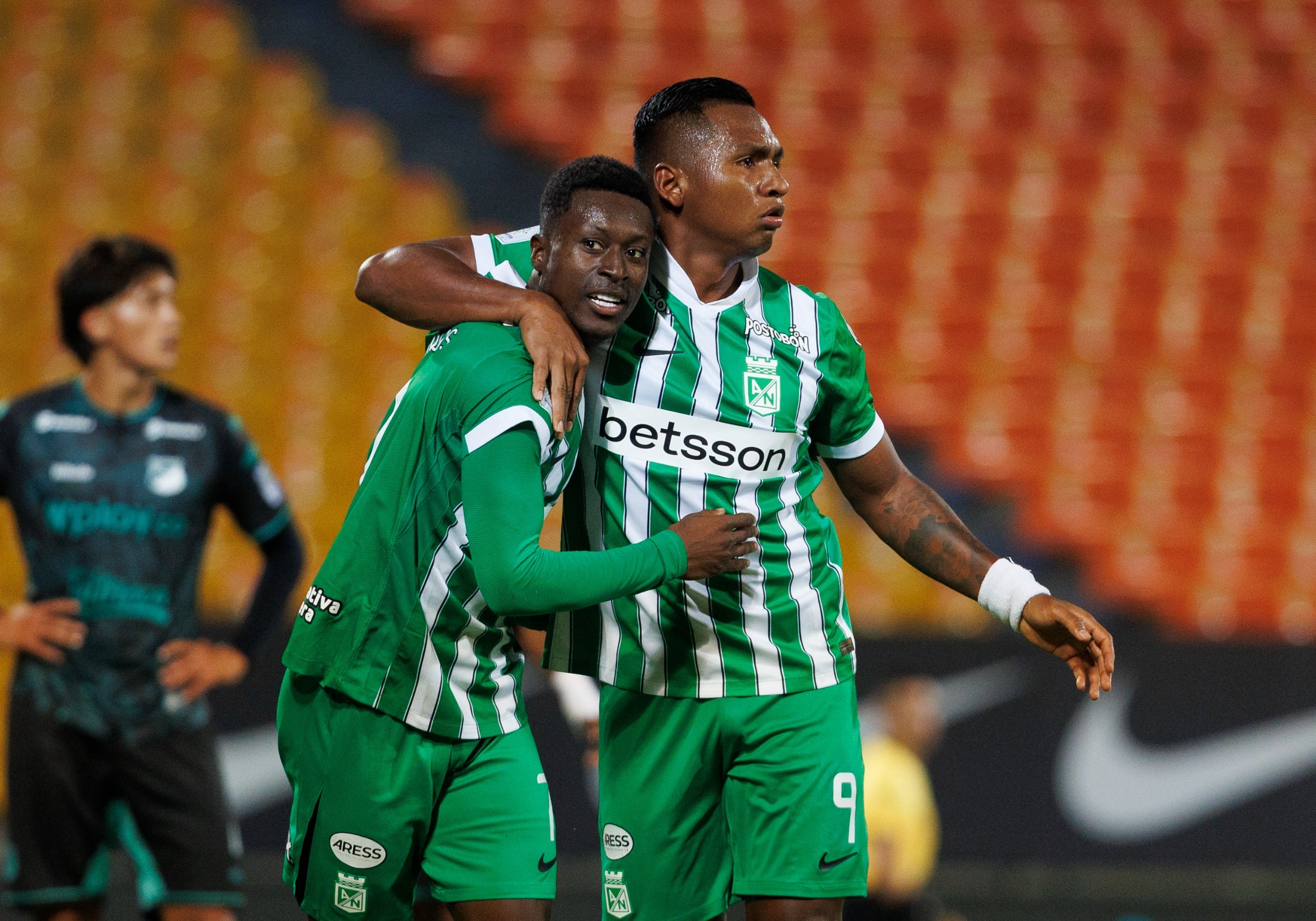 Marlos Moreno y Alfredo Morelos celebran ante el Cali