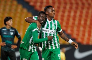 Marlos Moreno y Alfredo Morelos celebran ante el Cali