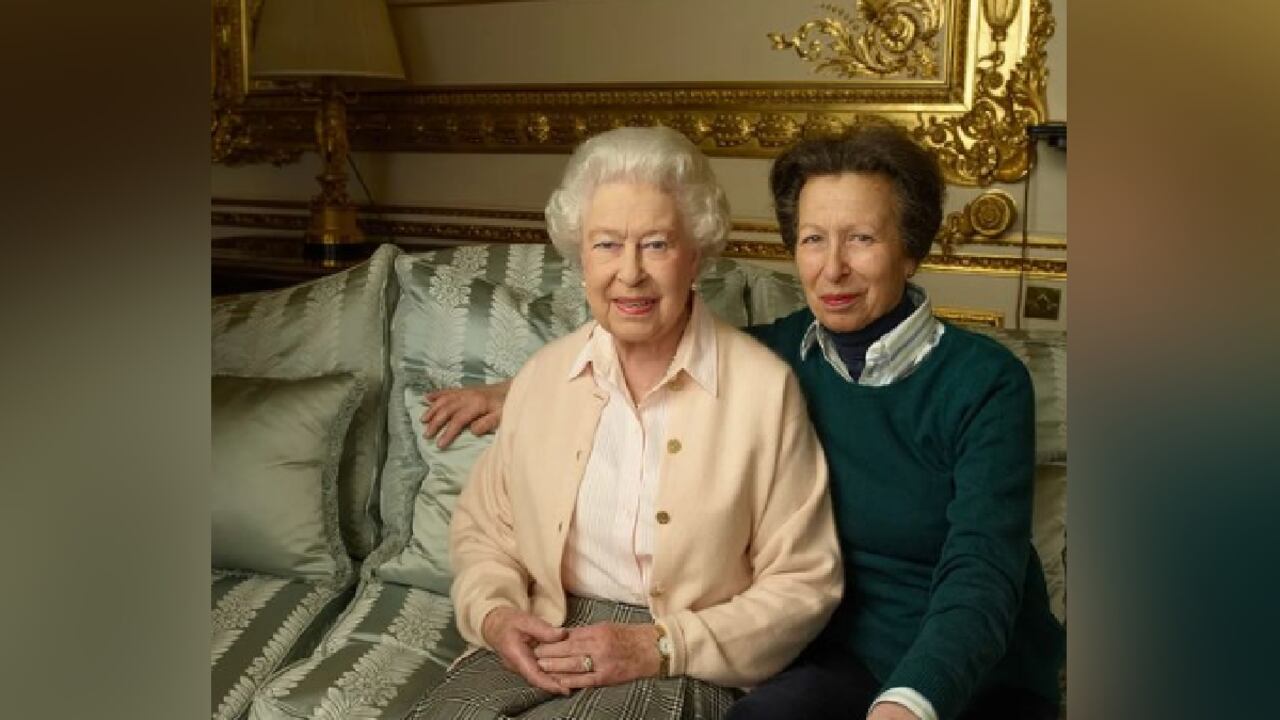 Ana fue la única hija mujer de la reina Isabel II. Ella la acompañó en sus últimas horas de vida, y durante su reinado fue una de las personas más cercanas a la monarca.