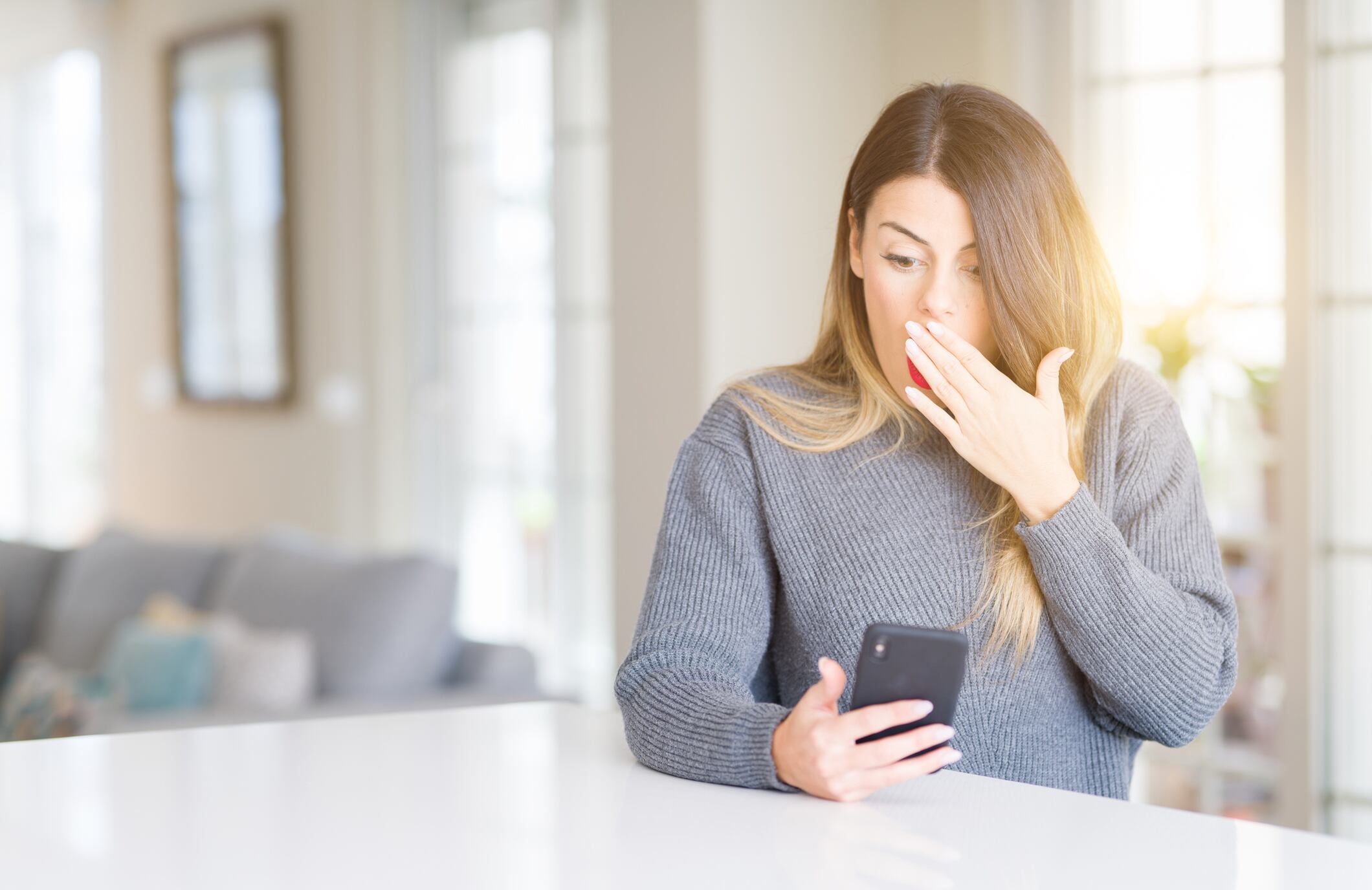 Estos programas se instalan de manera oculta y permiten acceder a información sensible del teléfono sin que el usuario lo note.