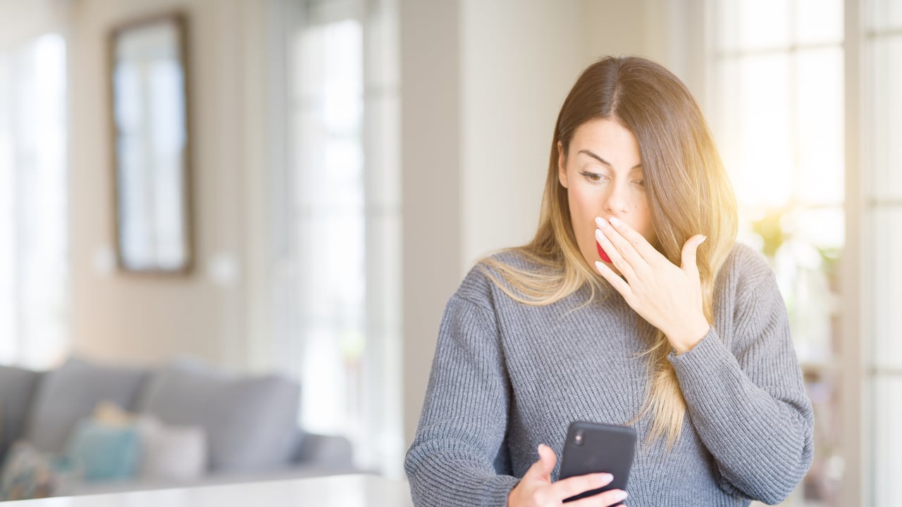 Estos programas se instalan de manera oculta y permiten acceder a información sensible del teléfono sin que el usuario lo note.