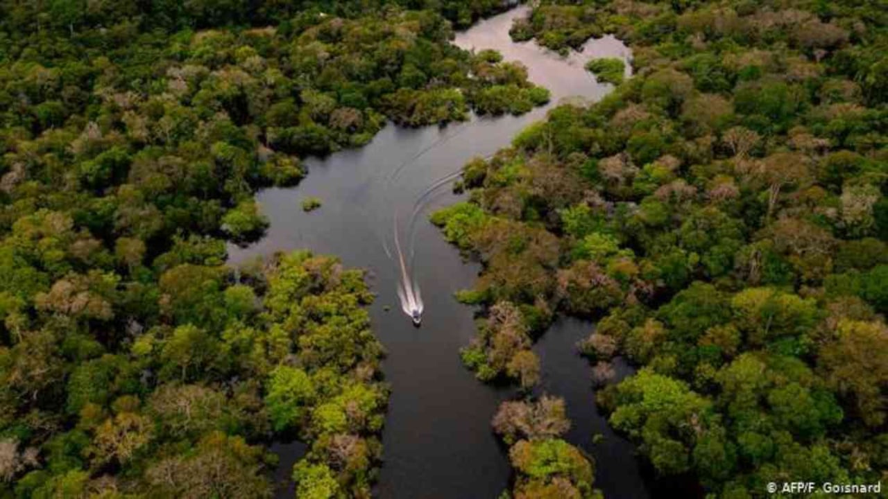 Manaos en Brasil, Iquitos en Perú y Leticia en Colombia, son los puntos que concentran más casos de coronavirus en la Amazonia. Foto: F. Goisnard /AFP vía DW.
