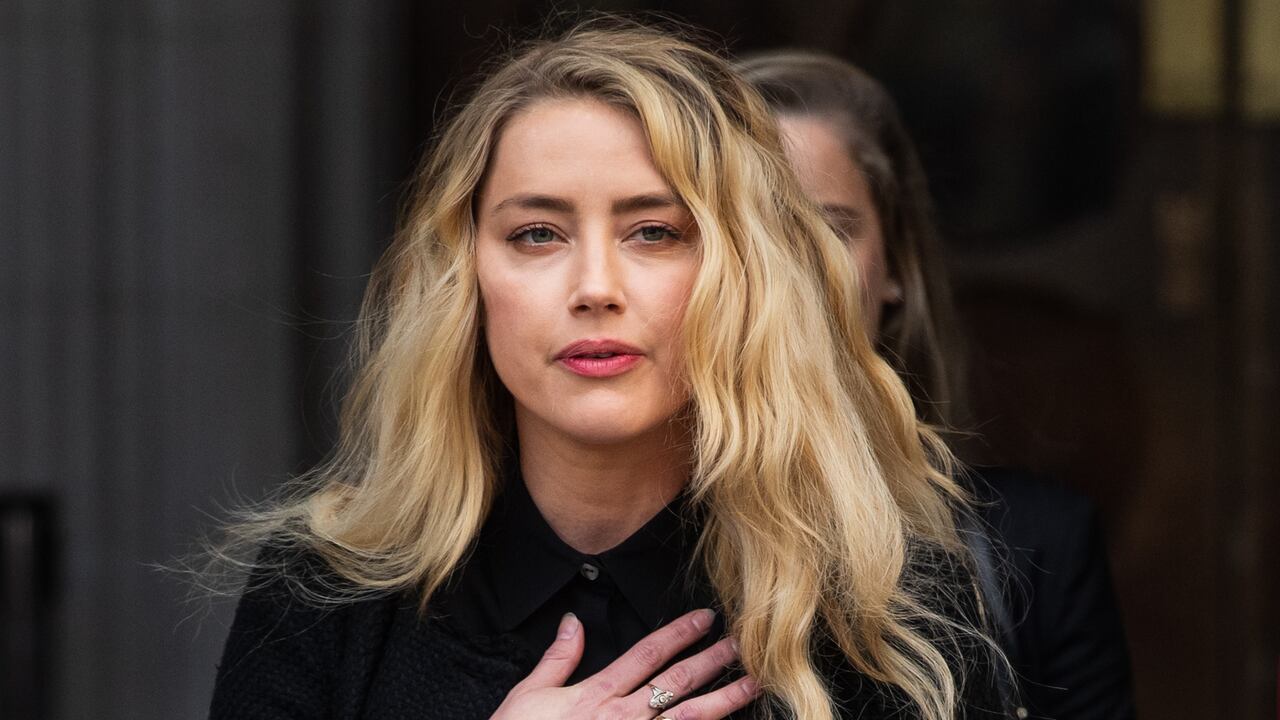 Amber Heard cubriría su deuda con la suma que le ofrece la agencia.