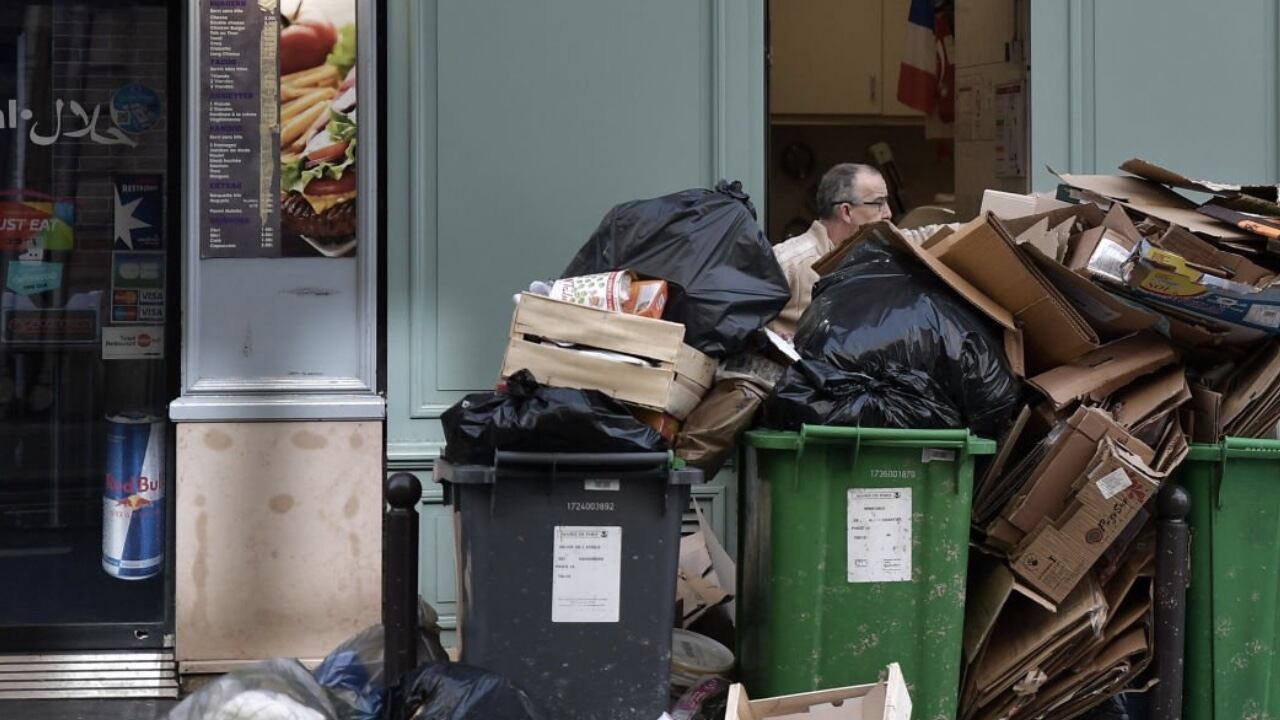 Ciudadanos y visitantes tiene que lidiar con las montañas de basura en París
