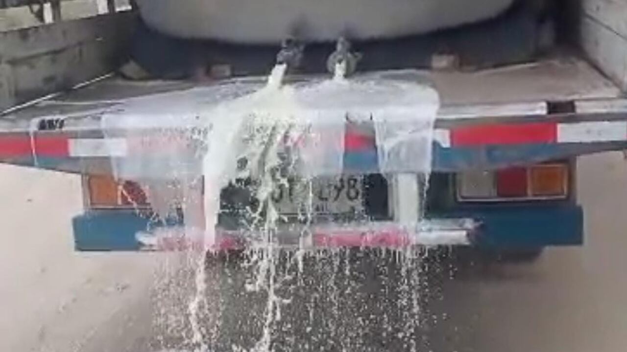 Lecheros de Sibaté (Cundinamarca) han tenido que botar leche porque se la pagan a bajo precio
