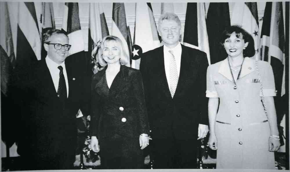 El presidente de Colombia, Ernesto Samper, (1994-1998), Hillary Clinton, el presidente de Estados Unidos, Bill Clinton (1993-2001) y Jacquin Strouss, esposa de Samper. Una de las pocas reuniones entre ambos mandatarios que se dio en medio de la crisis política que atravesó Colombia por el Proceso 8.000, que llevó la administración Clinton a cancelarle la visa a Samper. 