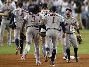 Jose Altuve (d) y Carlos Correa (2d) de Astros celebran su victoria ante Dodgers durante el segundo juego de la Serie Mundial de las Grandes Ligas de Béisbol (MLB) en el estadio de los los Dodgers, en Los Ángeles, California (EE.UU.).