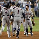 Jose Altuve (d) y Carlos Correa (2d) de Astros celebran su victoria ante Dodgers durante el segundo juego de la Serie Mundial de las Grandes Ligas de Béisbol (MLB) en el estadio de los los Dodgers, en Los Ángeles, California (EE.UU.).