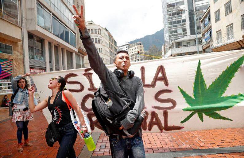 13 de junio -  En las calles del centro de Bogotá se lleva a cabo una Fumatón organizada por el movimiento 'Sí a la dosis personal'. La manifestación buscaba apoyar la decisión de la Corte Constitucional que permite el consumo de sustancias como la marihuana y bebidas alcohólicas en espacios públicos. FOTO: León Darío Peláez / Semana 