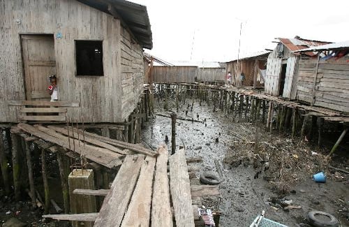 Las faltas contra el derecho a la salud se agravan más aún si se tiene en cuenta que salud no es sólo la ausencia de una dolencia o enfermedad, sino que es un derecho que comprende otros derechos. Las condiciones de salud de una persona dependen del grado de libertad en que viva, o de las condiciones de la vivienda que habita y del acceso a alimentación adecuada.