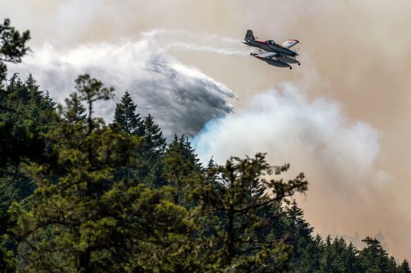 Un bombardero de ala fija lanza agua sobre el incendio forestal de Cameron Bluffs cerca de Port Alberni, Columbia Británica, Canadá, el martes 6 de junio de 2023. Canadá está en camino de ver su peor temporada de incendios forestales en la historia registrada si la tasa de tierra quemada continúa al mismo ritmo. Fotógrafo: James MacDonald/Bloomberg vía Getty Images