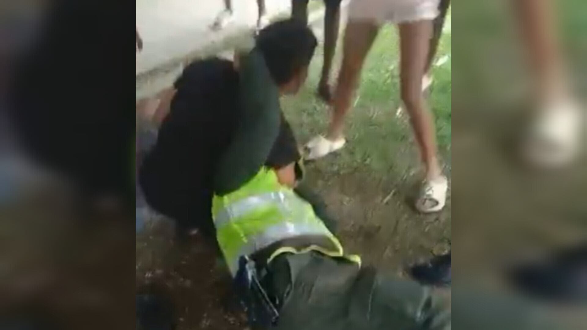 Dos policías fueron agredidos por jóvenes en Cali, mientras los golpeaban grabaron un video en medio de risas y burlas.